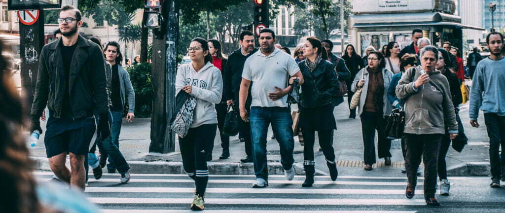 Persone varie attraversando la strada in una Città