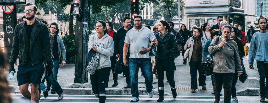 Persone varie attraversano la strada in una Città